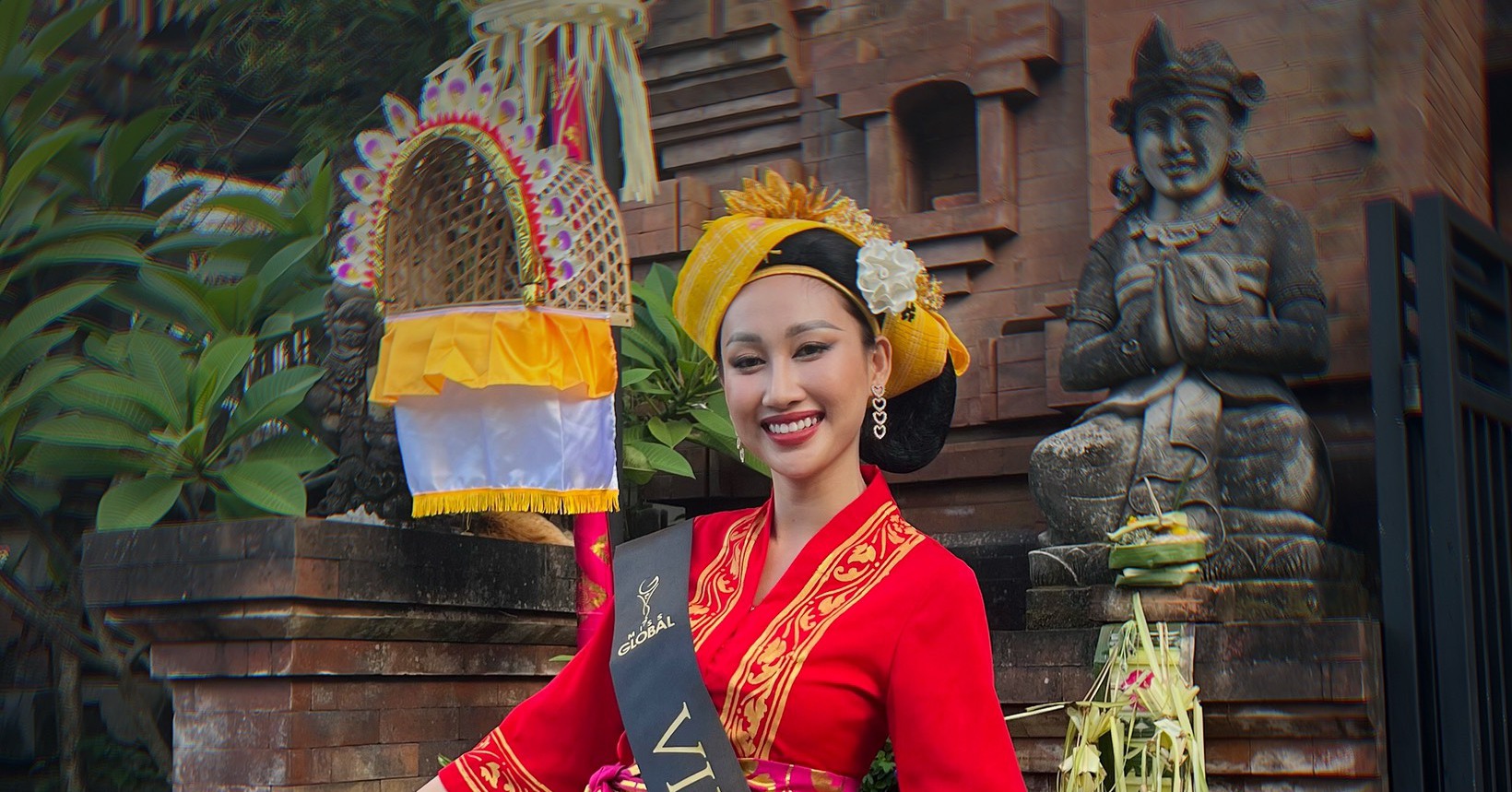 Doan Hong Trang cut the dress to help Miss Global 2022 contestant