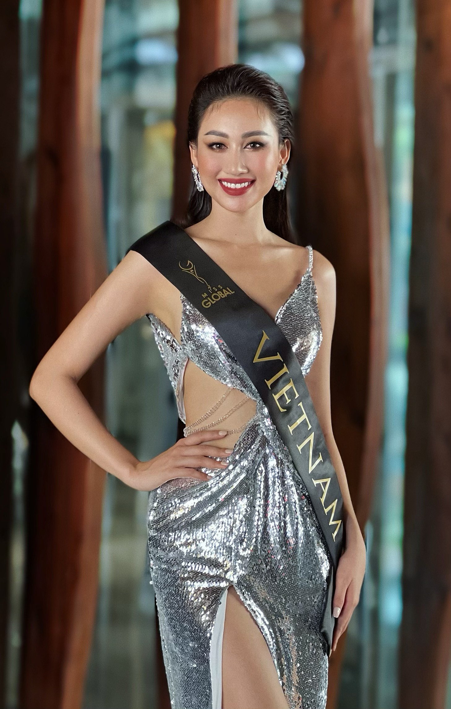 Đoàn Hồng Trang cắt váy giúp thí sinh Miss Global 2022, người đẹp Nigeria, Kazakhstan tấm tắc khen - Ảnh 1.