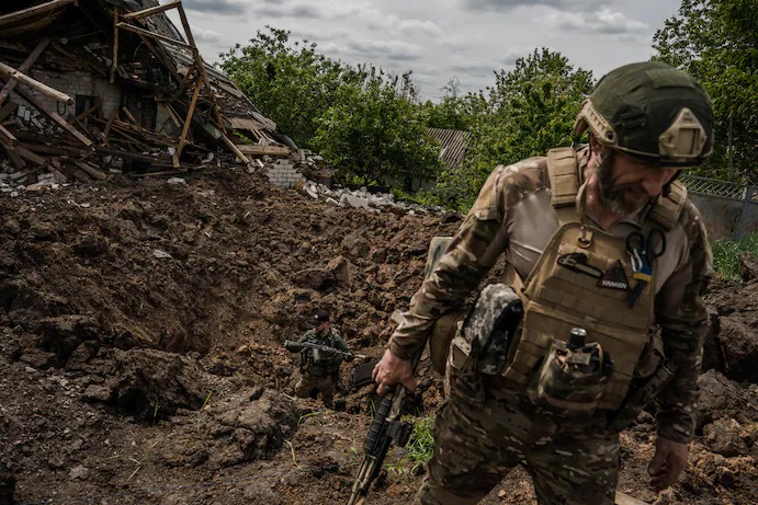 NÓNG Ukraine: Trinh sát phối hợp pháo binh đẩy lùi cuộc tấn công của Nga vào mạng sườn của quân đội Ukraine - Ảnh 1.