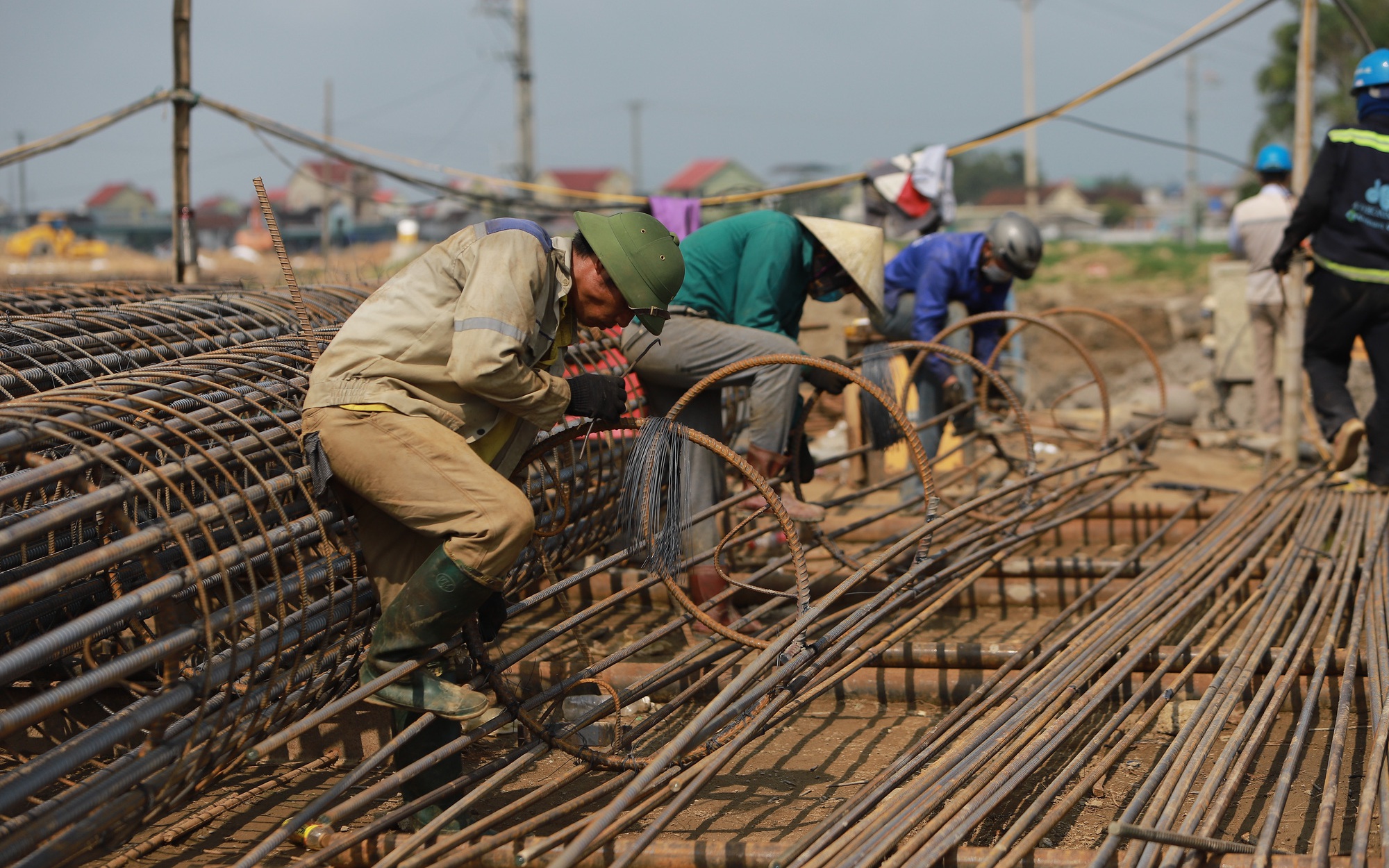 Giá vật liệu tăng cao, nhà thầu cao tốc Bắc - Nam &quot;càng làm càng lỗ&quot;