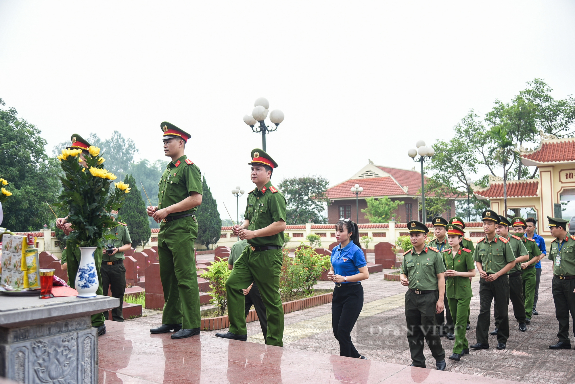 Các chiến sĩ công an “Thắp lửa tình nguyện - Vì nhân dân phục vụ” trong lễ ra quân Chiến dịch tình nguyện hè 2022 - Ảnh 2.