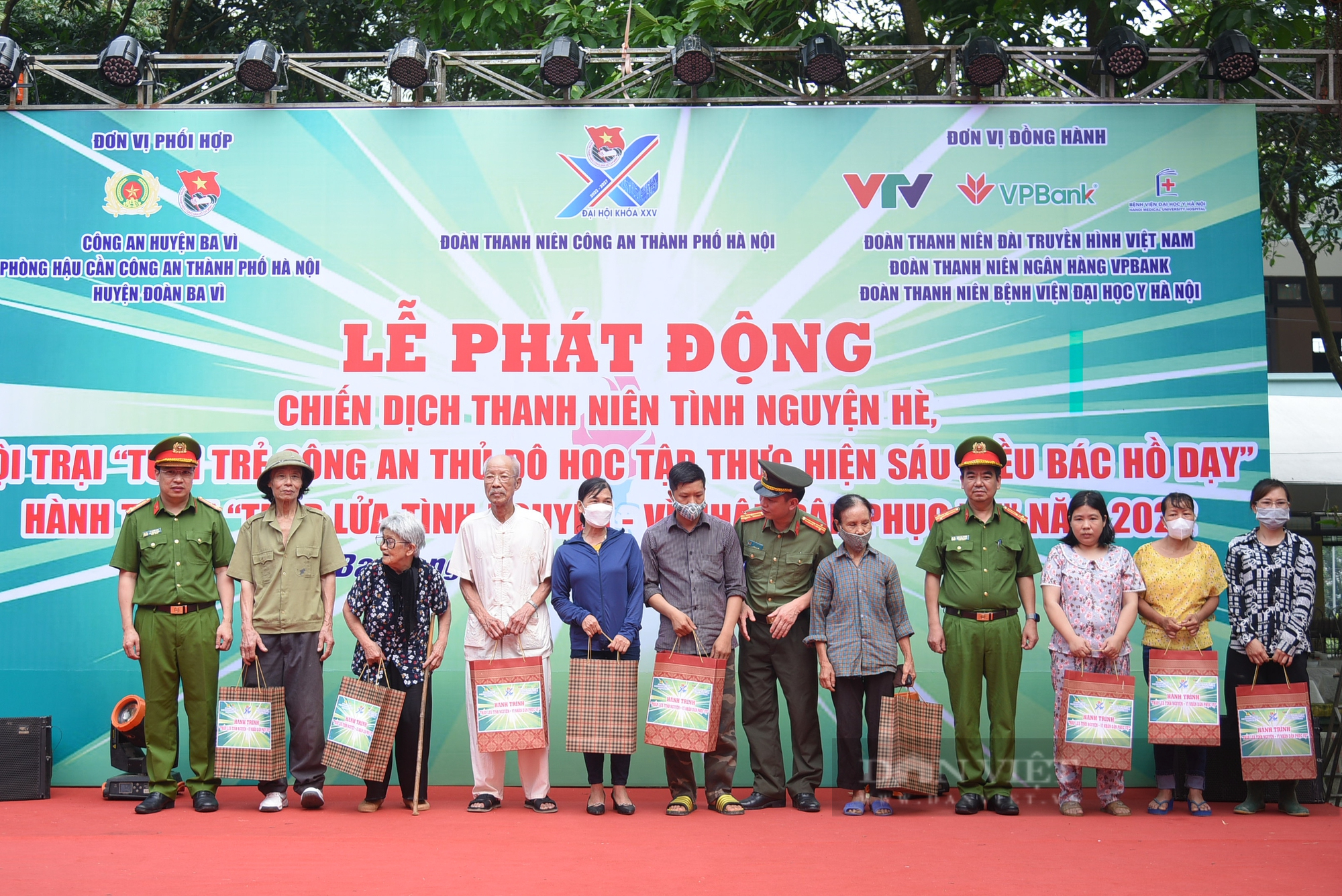 Các chiến sĩ công an “Thắp lửa tình nguyện - Vì nhân dân phục vụ” trong lễ ra quân Chiến dịch tình nguyện hè 2022 - Ảnh 5.