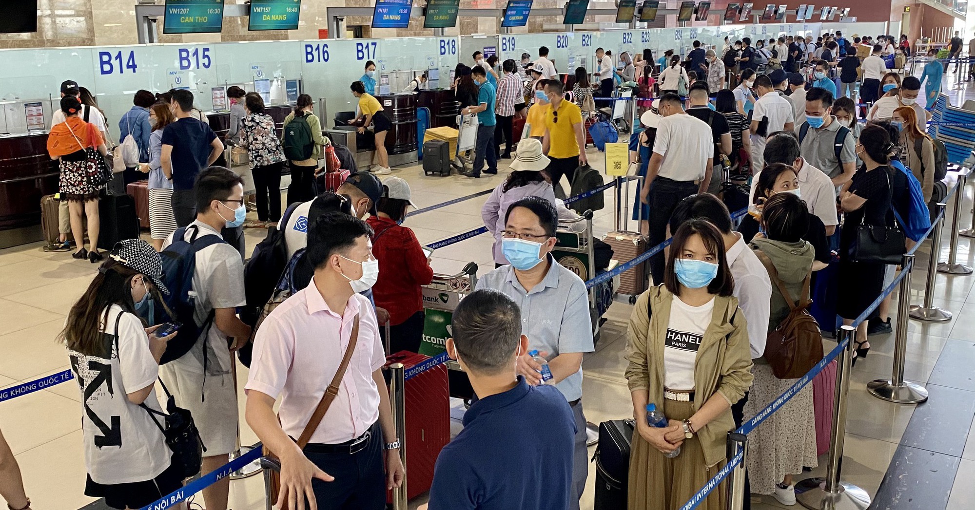 The number of visitors to Noi Bai airport has surpassed the peak, a record high