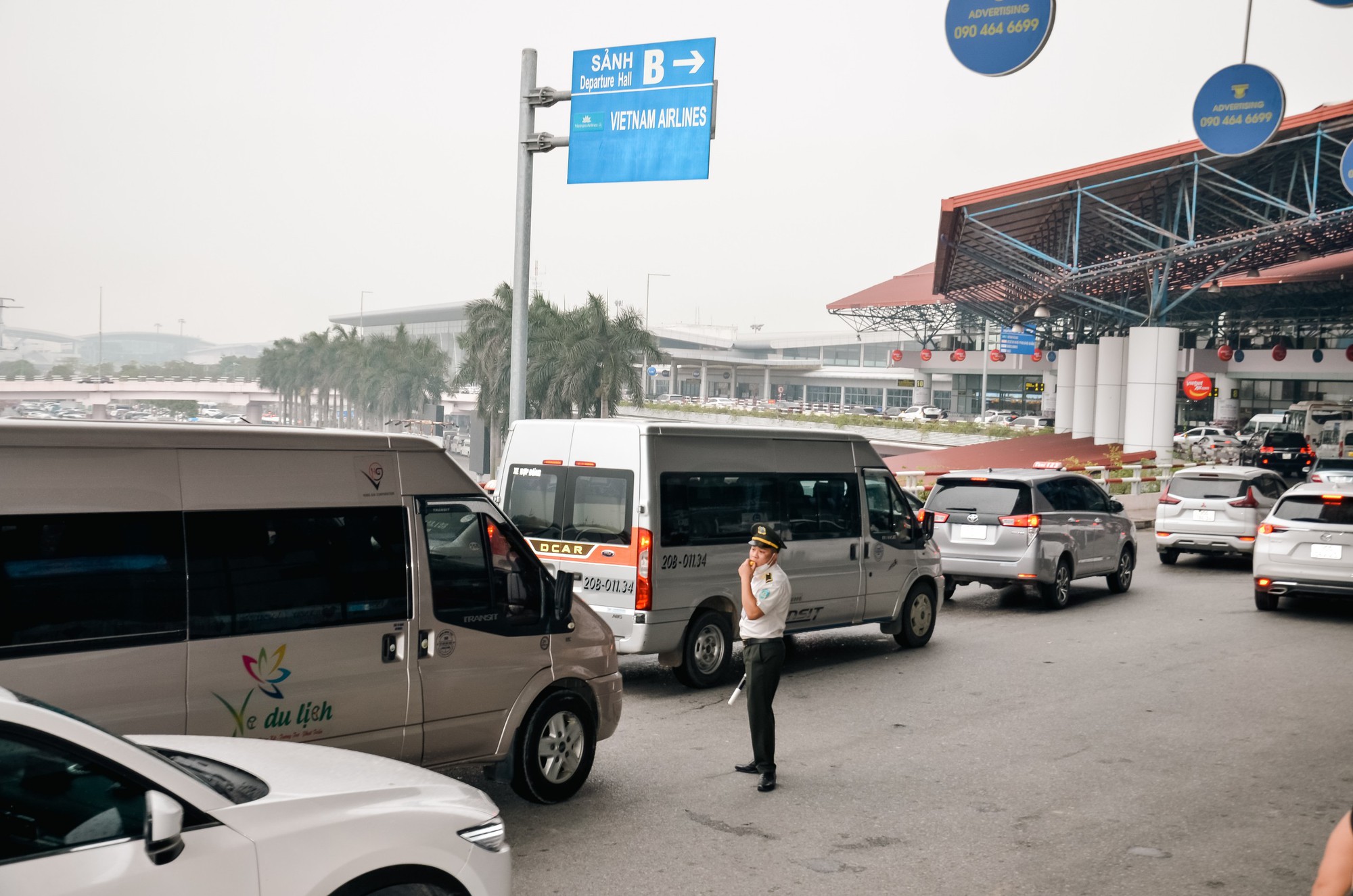 The number of visitors to Noi Bai airport exceeded a record high - Photo 2.