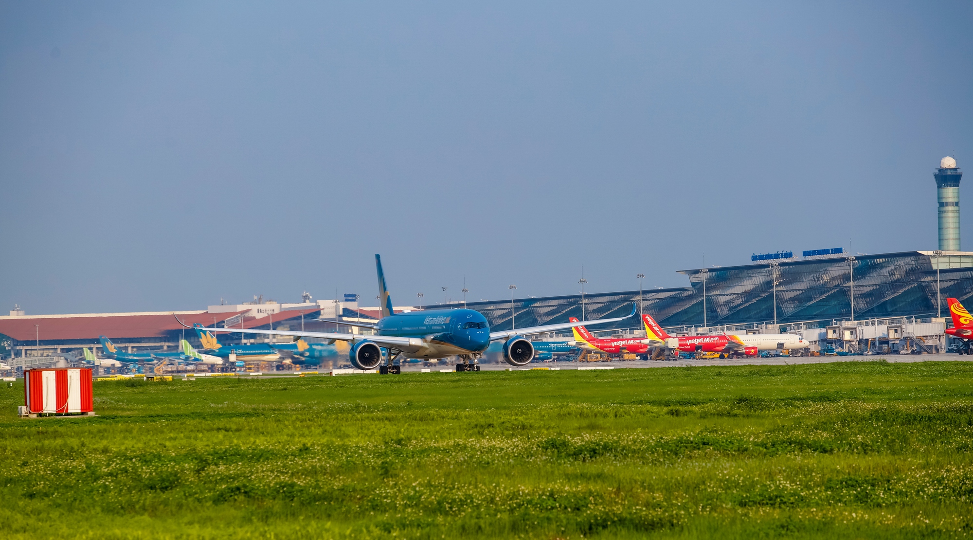 The number of visitors to Noi Bai airport exceeded a record high - Photo 4.