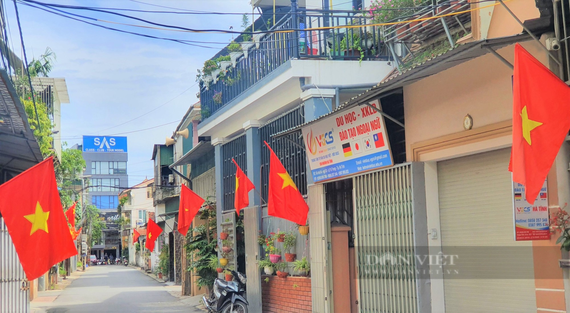 Rực rỡ cờ đỏ, băng rôn kỷ niệm 65 năm ngày Bác Hồ về thăm Hà Tĩnh và 15 năm thanh lập TP.Hà Tĩnh - Ảnh 10.