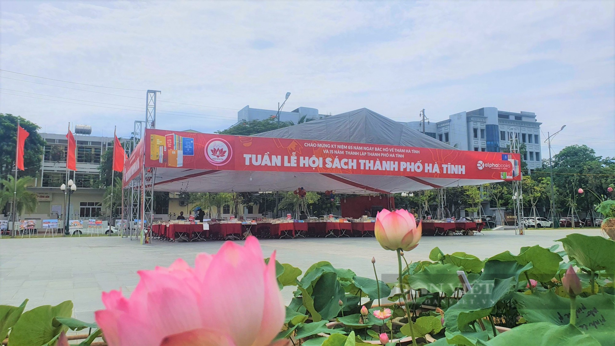 Rực rỡ cờ đỏ, băng rôn kỷ niệm 65 năm ngày Bác Hồ về thăm Hà Tĩnh và 15 năm thanh lập TP.Hà Tĩnh - Ảnh 11.