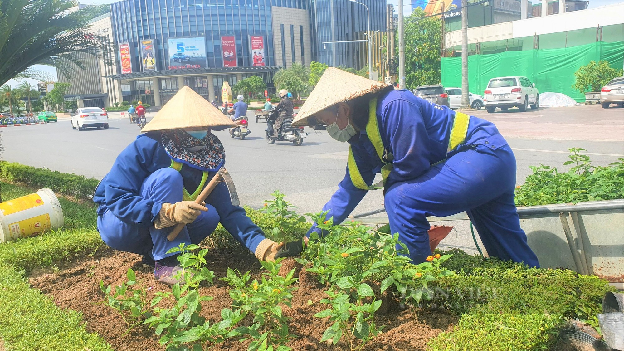 Rực rỡ cờ đỏ, băng rôn kỷ niệm 65 năm ngày Bác Hồ về thăm Hà Tĩnh và 15 năm thanh lập TP.Hà Tĩnh - Ảnh 5.