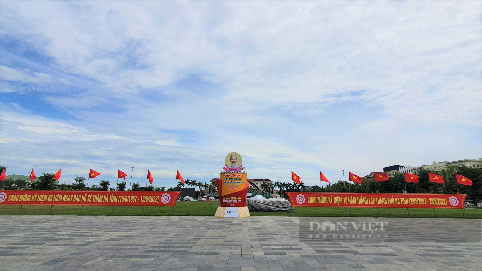 Rực rỡ cờ đỏ, băng rôn kỷ niệm 65 năm ngày Bác Hồ về thăm Hà Tĩnh và 15 năm thanh lập TP.Hà Tĩnh - Ảnh 6.