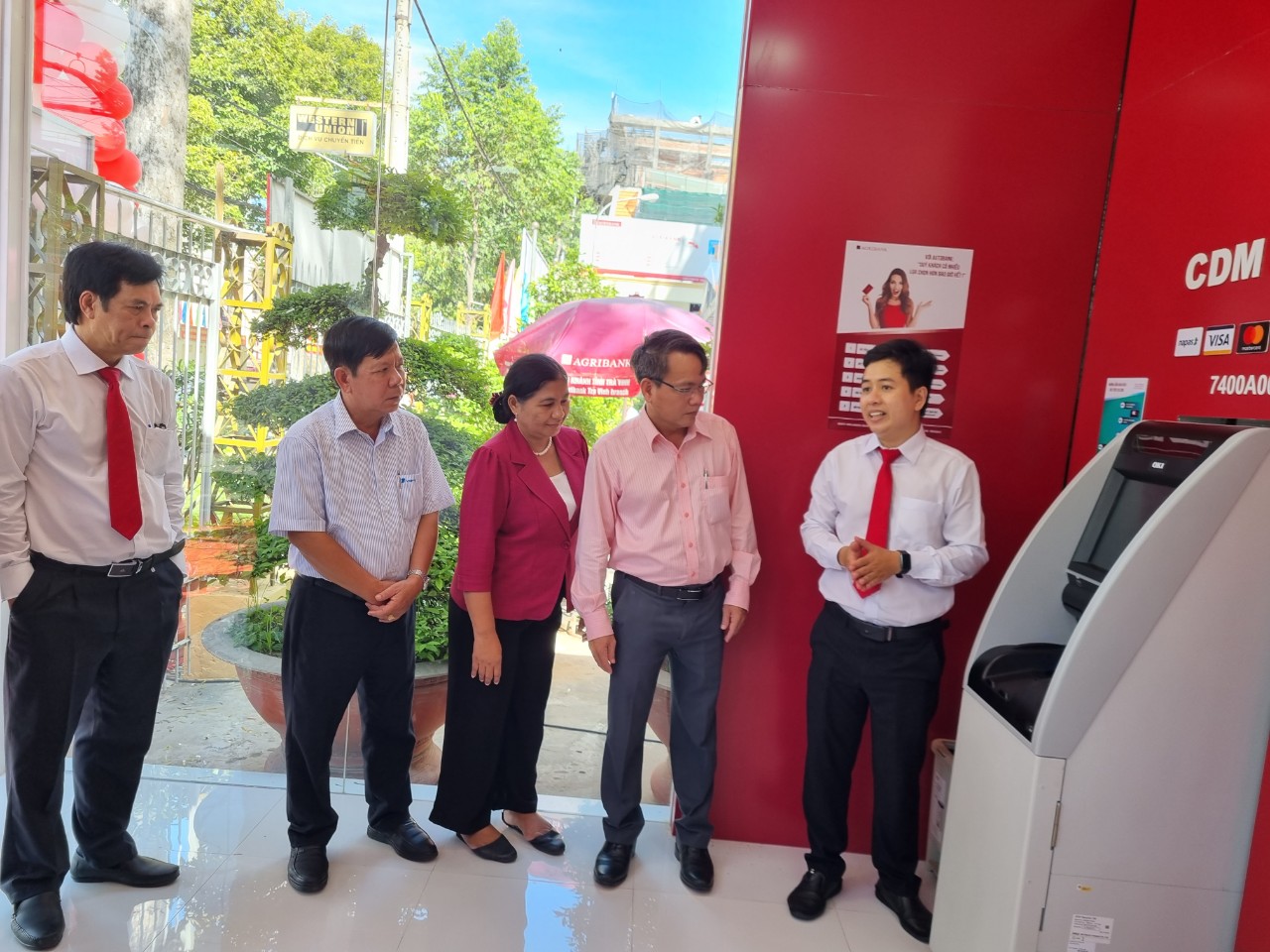 Agribank chi nhánh tỉnh Trà Vinh đưa vào hoạt động máy gửi, rút tiền tự động  - Ảnh 2.