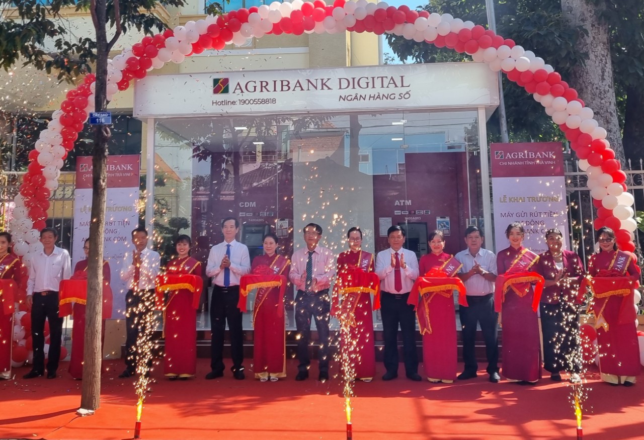 Agribank chi nhánh tỉnh Trà Vinh đưa vào hoạt động máy gửi, rút tiền tự động  - Ảnh 1.