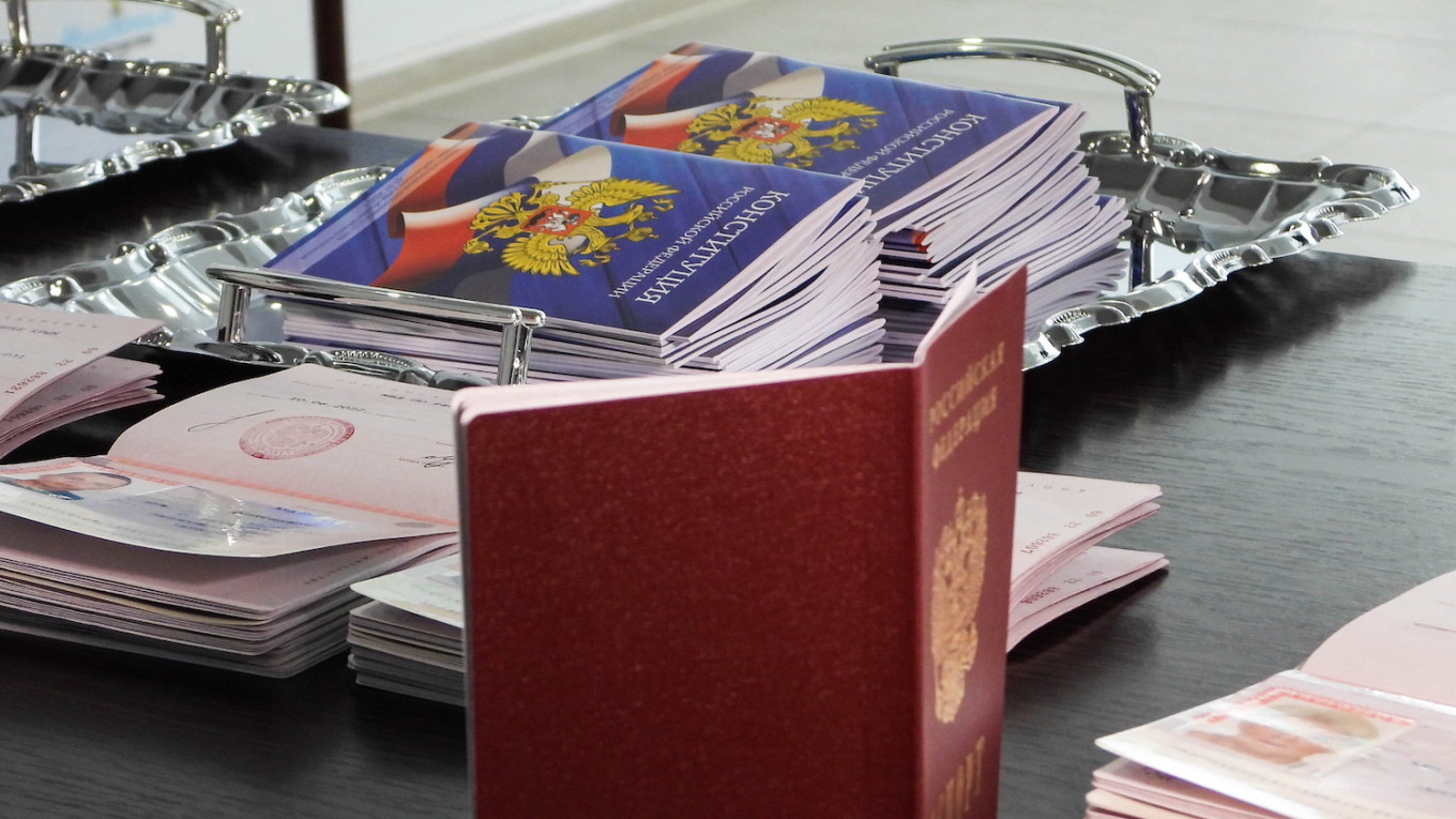 Nga bắt đầu cấp hộ chiếu cho người Ukraine ở Melitopol và Kherson - Ảnh 1.