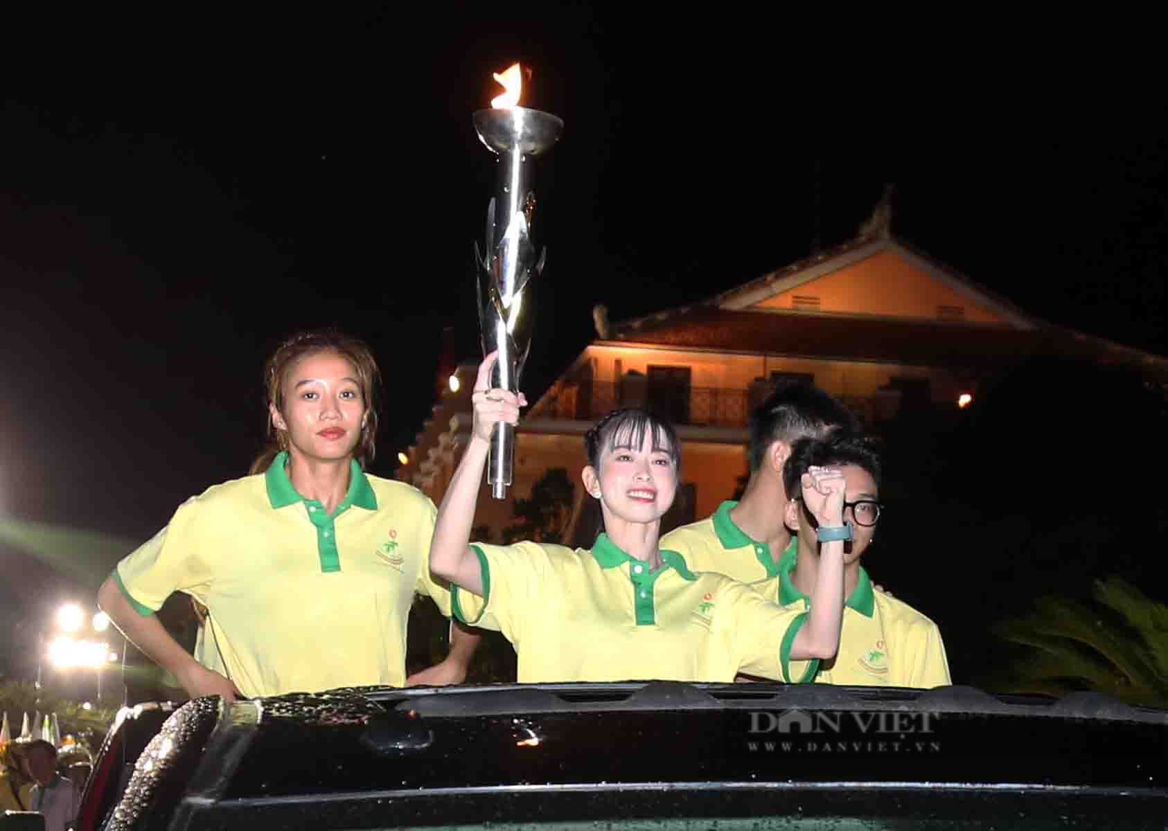 Châu Tuyết Vân được vinh dự nhận lửa thiêng cho Đại hội thể thao TPHCM 2022 - Ảnh 10.