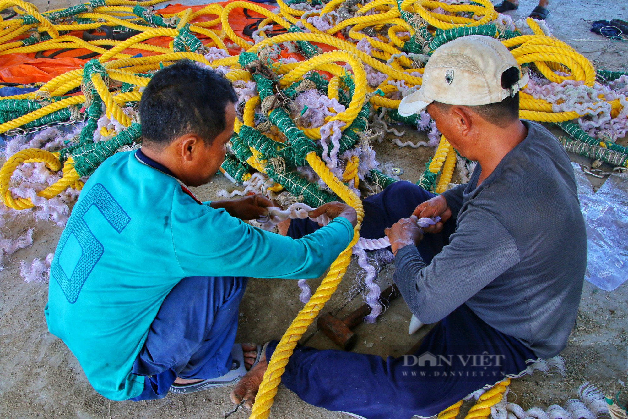 Giá xăng dầu tăng cao, ngư dân vươn khơi với nỗi lo thua lỗ - Ảnh 4.