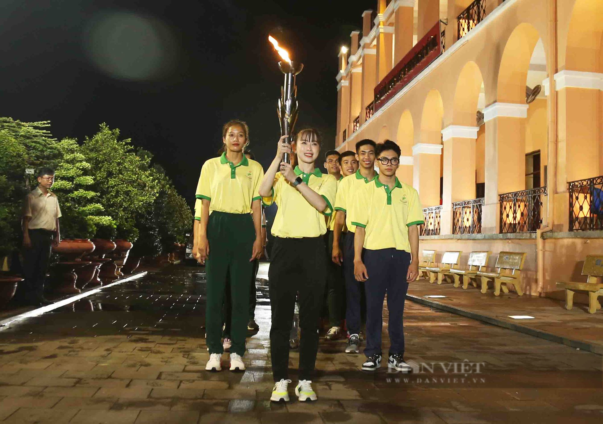 Châu Tuyết Vân được vinh dự nhận lửa thiêng cho Đại hội thể thao TPHCM 2022 - Ảnh 9.