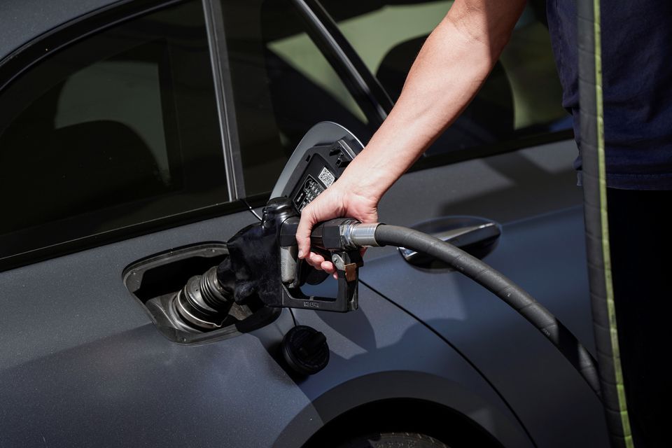 Giá xăng trung bình ở Mỹ cao kỷ lục, lần đầu vượt 5 USD/gallon - Ảnh 3.