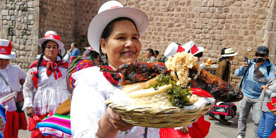 Kỳ lạ thói quen ăn chuột lang gây tranh cãi của Peru - Ảnh 2.
