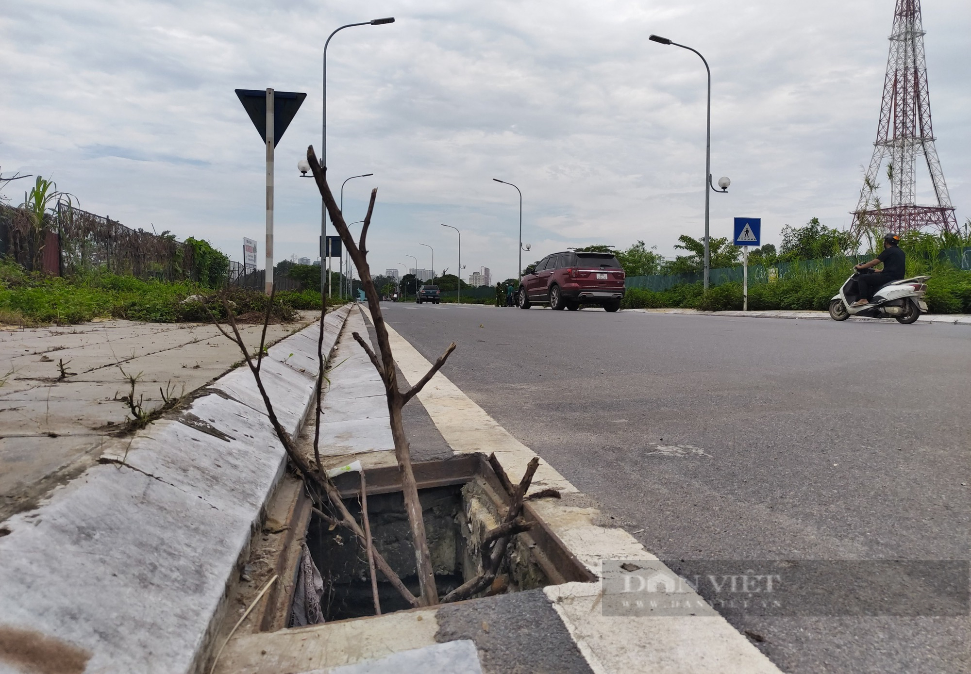 Sợ hãi bởi hàng chục &quot;cạm bẫy&quot; bủa vây trên con đường huyết mạch ở Nam Từ Liêm - Ảnh 6.