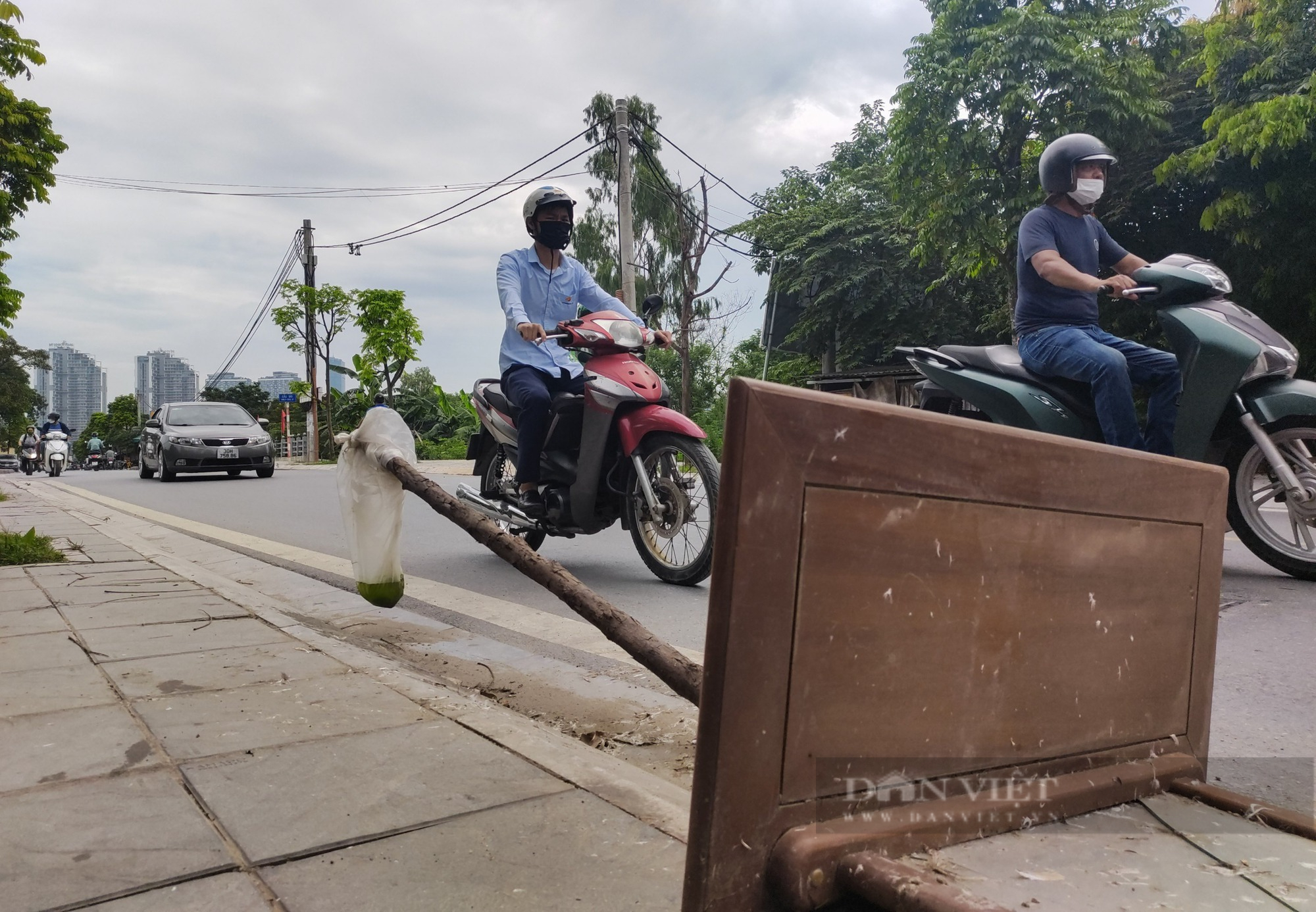 Sợ hãi bởi hàng chục &quot;cạm bẫy&quot; bủa vây trên con đường huyết mạch ở Nam Từ Liêm - Ảnh 2.