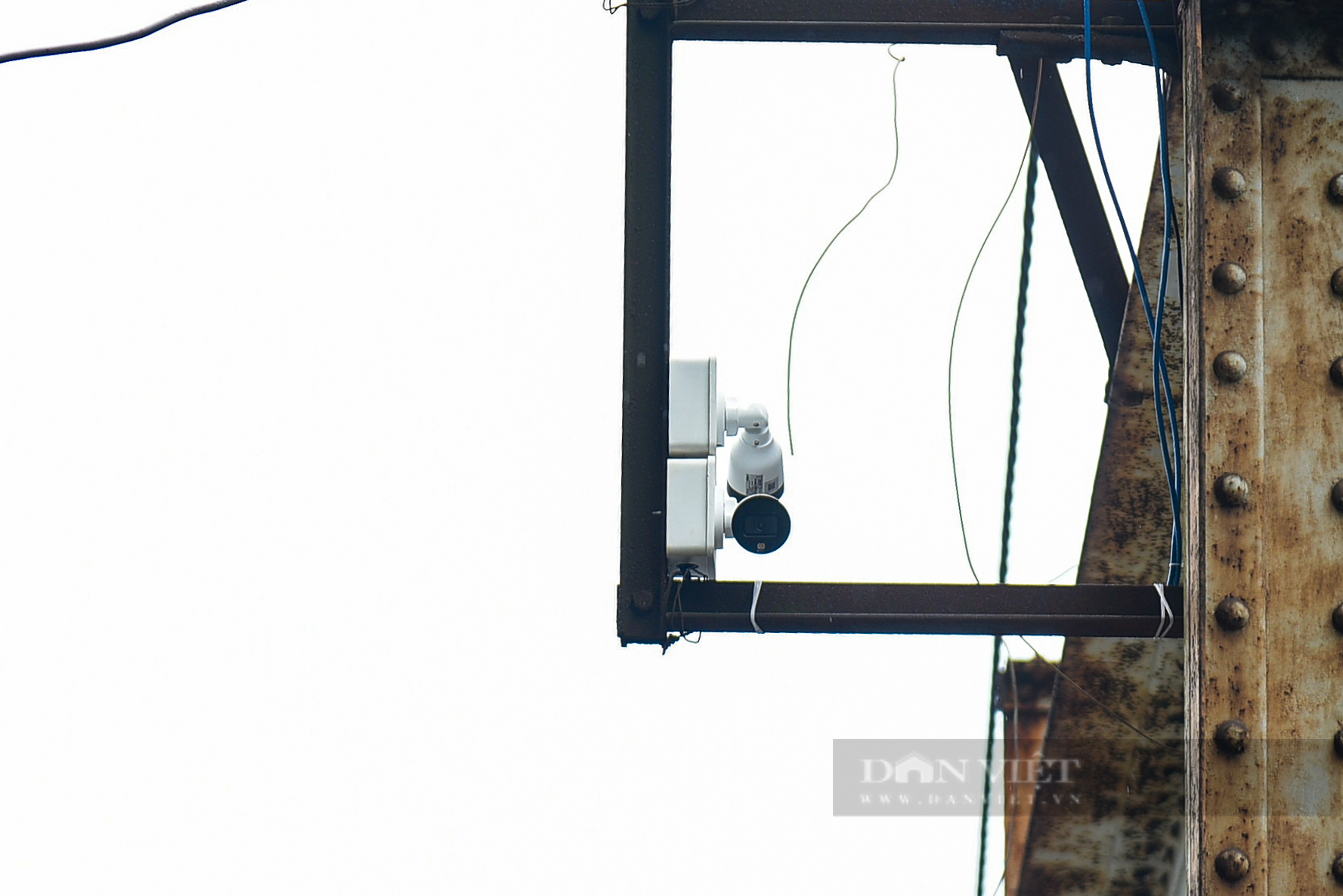 Cận cảnh 8 camera phạt nguội được lắp đặt trên cầu Long Biên - Ảnh 10.