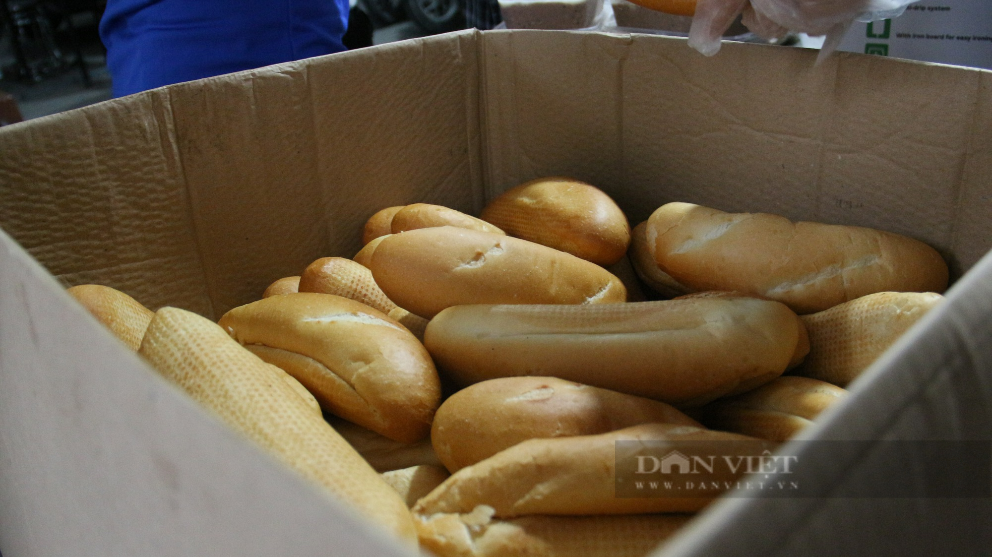 Bữa sáng miễn phí: 500 chiếc bánh mỳ được trao tận tay bệnh nhân Bệnh viên Nhi TƯ - Ảnh 1.
