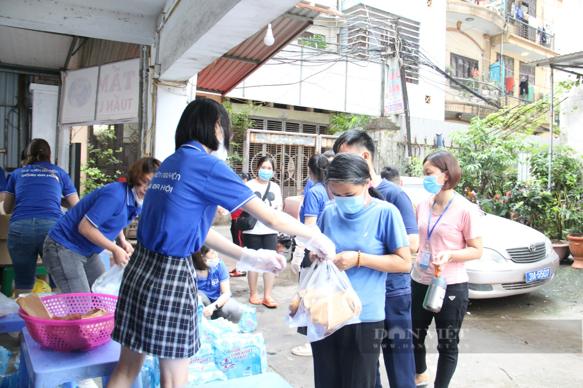 Bữa sáng miễn phí: 500 chiếc bánh mỳ được trao tận tay bệnh nhân Bệnh viên Nhi TƯ - Ảnh 9.