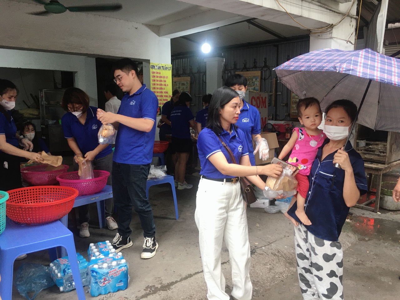 Bữa sáng miễn phí: 500 chiếc bánh mỳ 0 đồng được trao tận tay bệnh nhân nghèo - Ảnh 10.