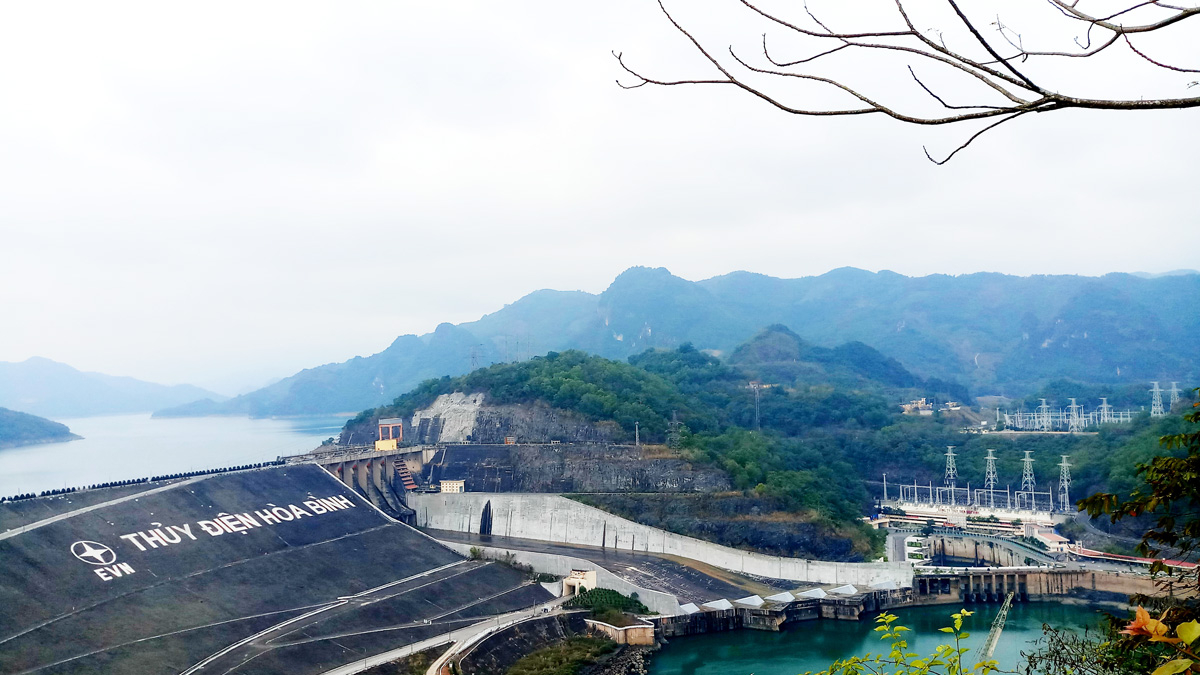 Thủy điện Sơn La, thủy điện Hòa Bình xả lũ, cảnh báo người dân hiếu kỳ đến xem xả lũ - Ảnh 1.