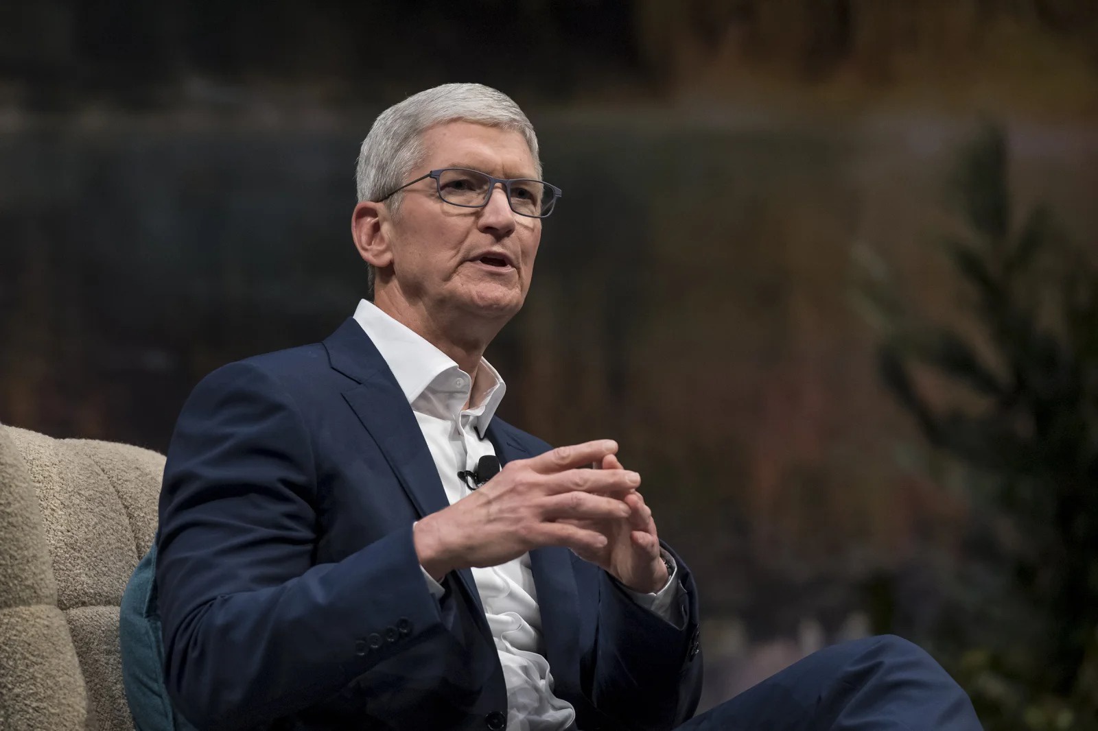 Tim Cook: 'Tôi đánh đổi quyền riêng tư để thừa nhận mình đồng tính' - Ảnh 1.