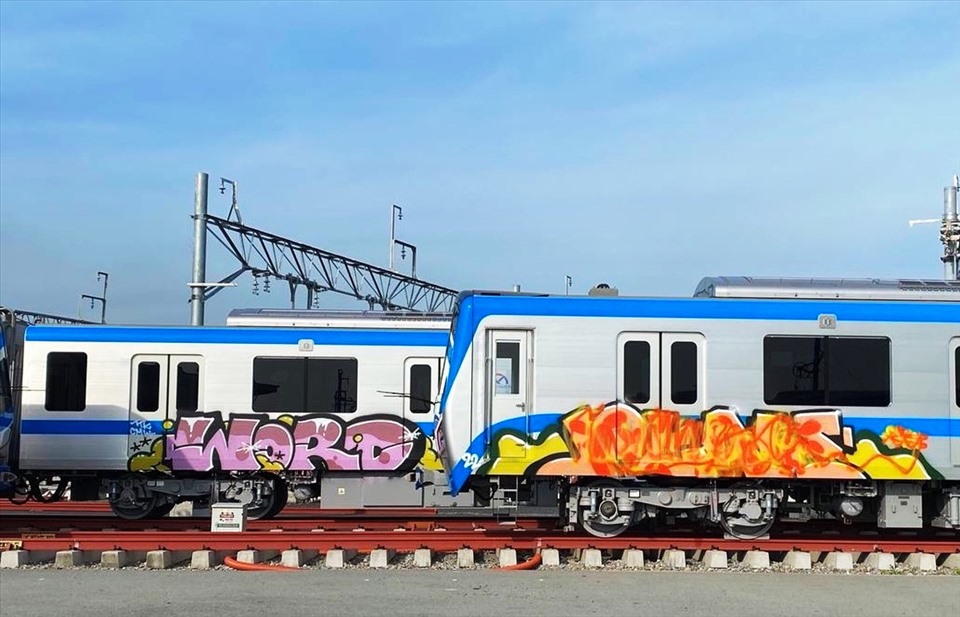 TP.HCM: Hai đoàn tàu metro số 1 bị sơn vẽ theo phong cách graffiti - Ảnh 1.