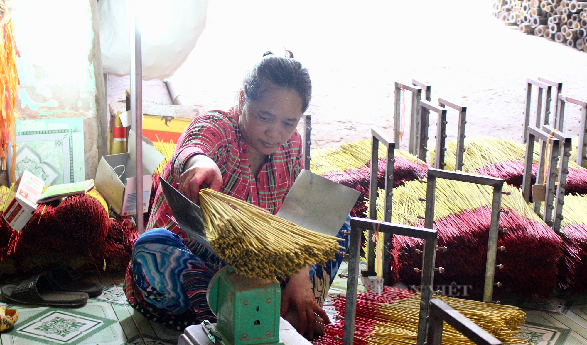 Nghề làm nhang cũng lắm công phu - Ảnh 8.