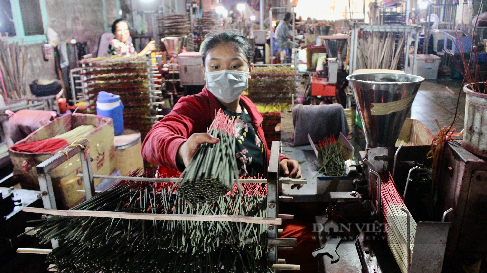 Nghề làm nhang cũng lắm công phu - Ảnh 5.