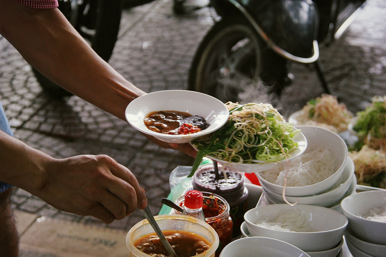 Đậm đà bún riêu gánh nổi tiếng hơn 40 năm bên hông chợ Bến Thành - Ảnh 3.