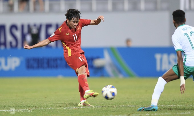 Clip: Minh Bình dứt điểm dội xà ngang U23 Ả Rập Xê Út - Ảnh 1.