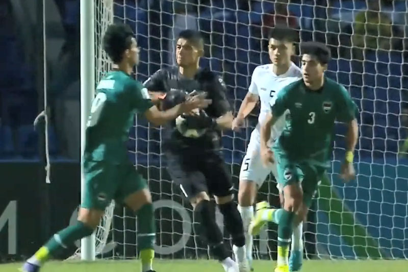 Clip: Thủ môn U23 Uzbekistan nhận thẻ đỏ vì hành vi đánh nguội cầu thủ U23 Iraq - Ảnh 1.