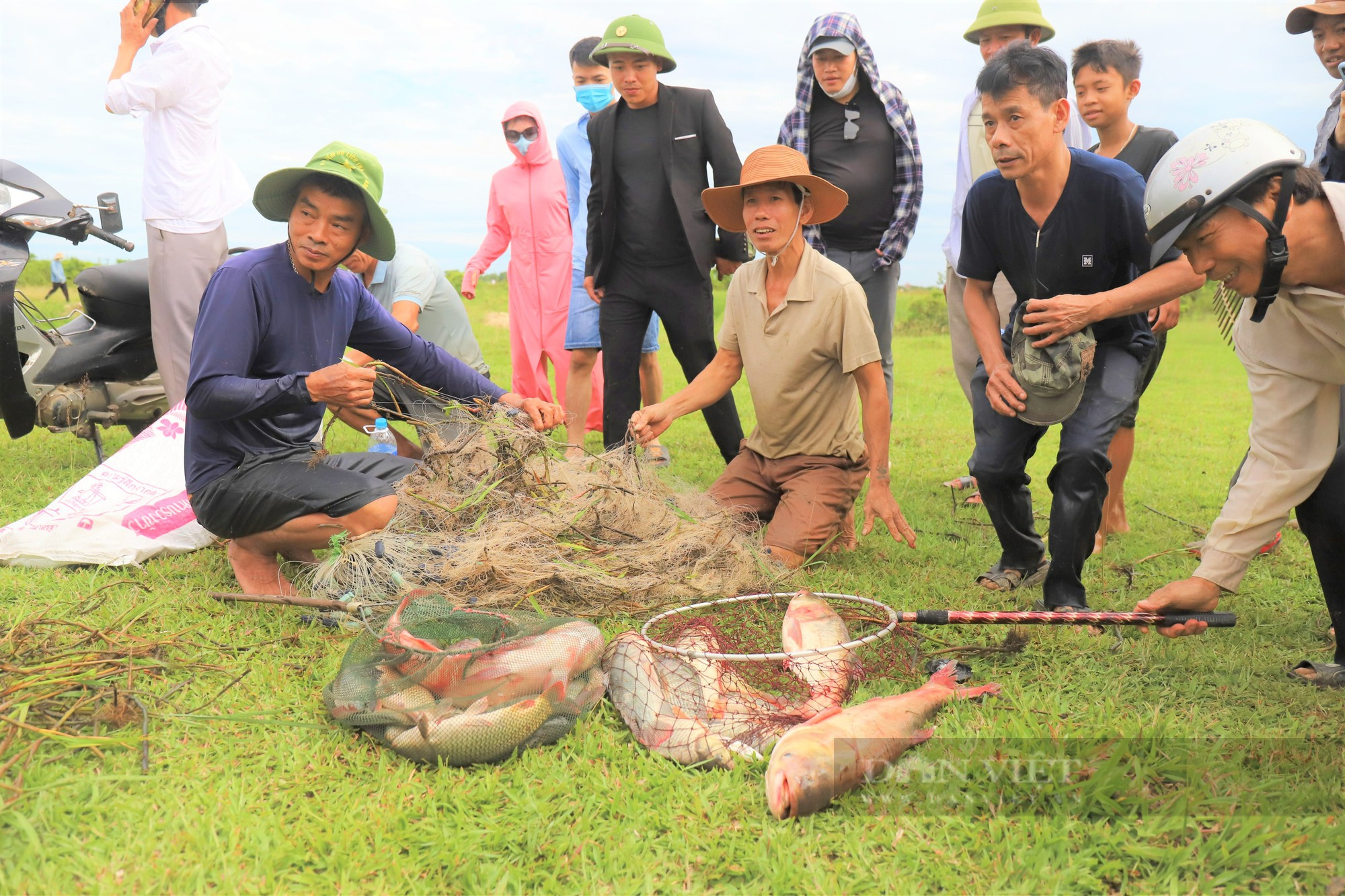 Ảnh – Clip: Hàng nghìn người dân Hà Tĩnh lội nước cầm nơm, tham gia lễ hội bắt cá truyền thống - Ảnh 8.