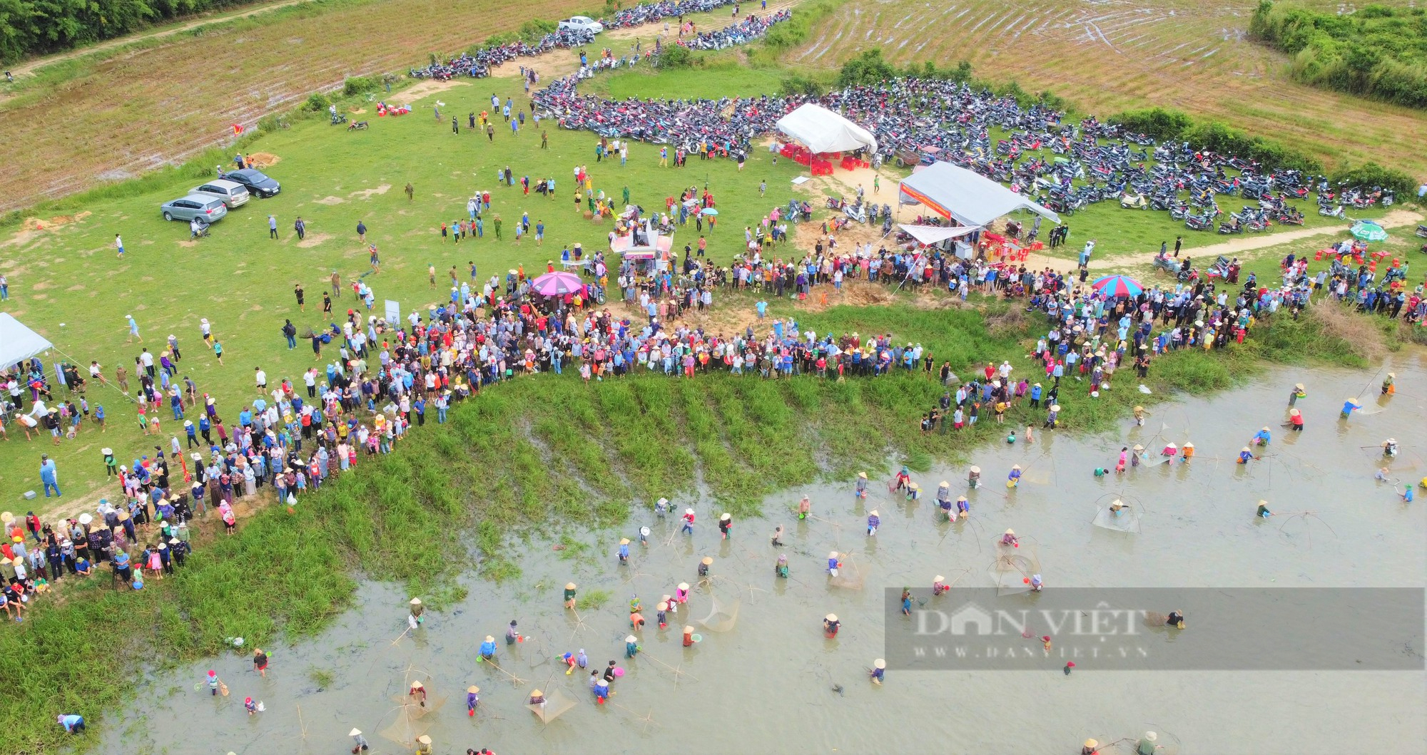 Ảnh – Clip: Hàng nghìn người dân Hà Tĩnh lội nước cầm nơm, tham gia lễ hội bắt cá truyền thống - Ảnh 2.
