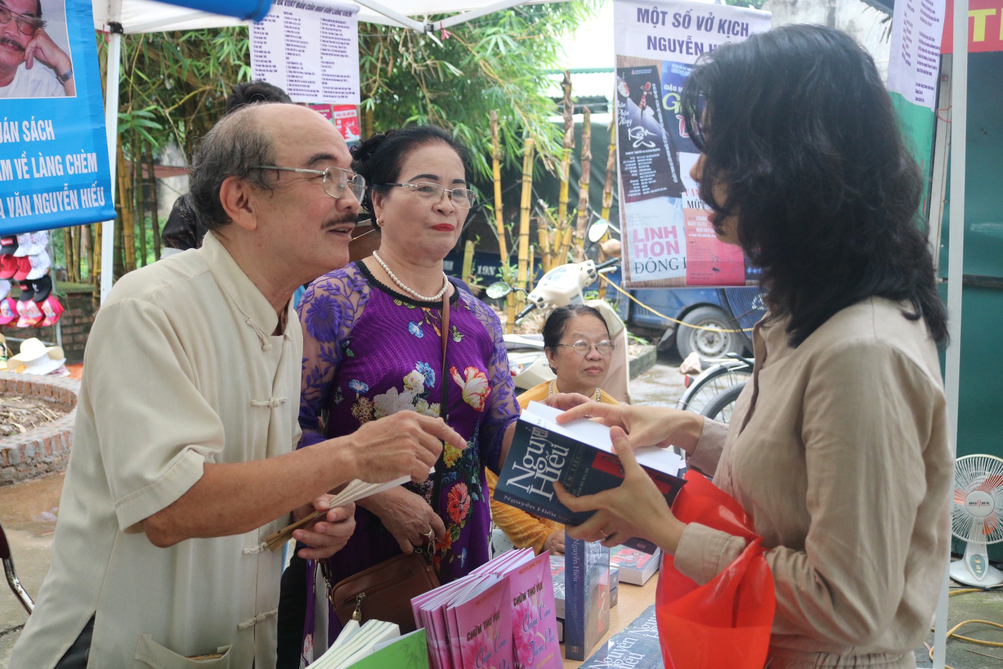 Nhà văn Nguyễn Hiếu &quot;tri ân&quot; quê hương trong hội làng Chèm - Ảnh 3.