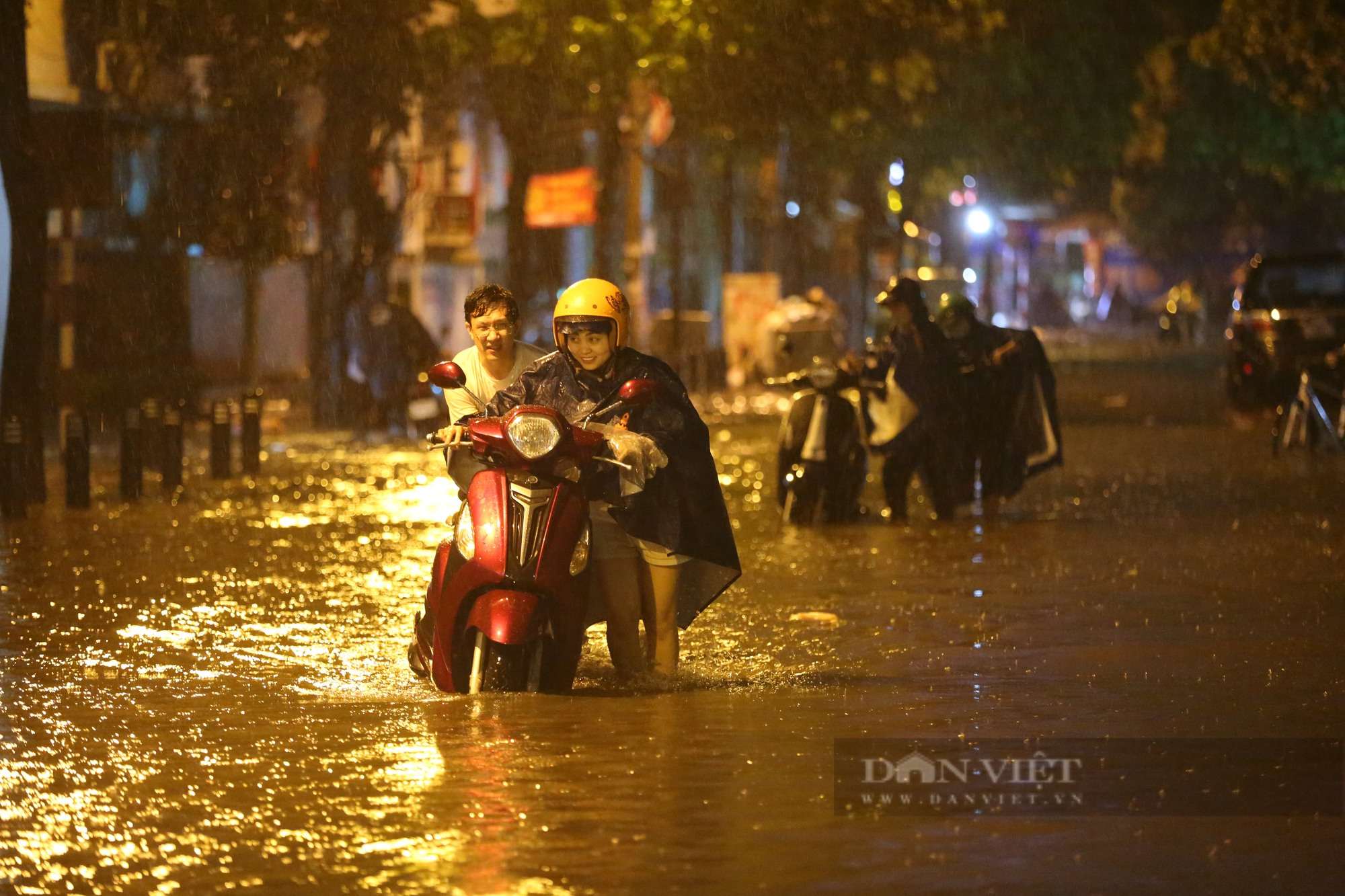 Sức người, sức máy hoạt động hết công suất để cứu tài sản trong trận mưa lớn tại Hà Nội - Ảnh 1.