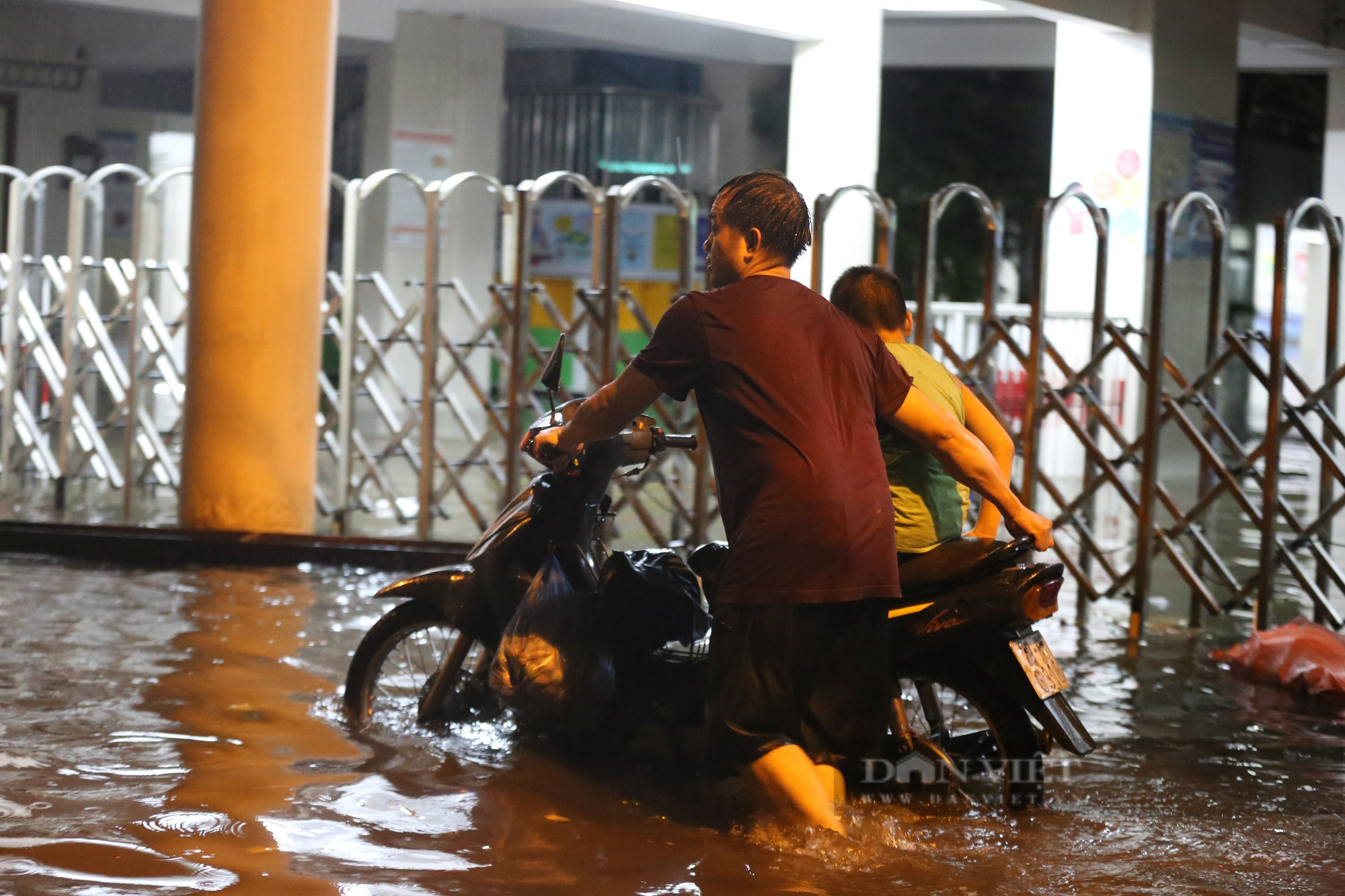 Sức người, sức máy hoạt động hết công suất để cứu tài sản trong trận mưa lớn tại Hà Nội - Ảnh 10.