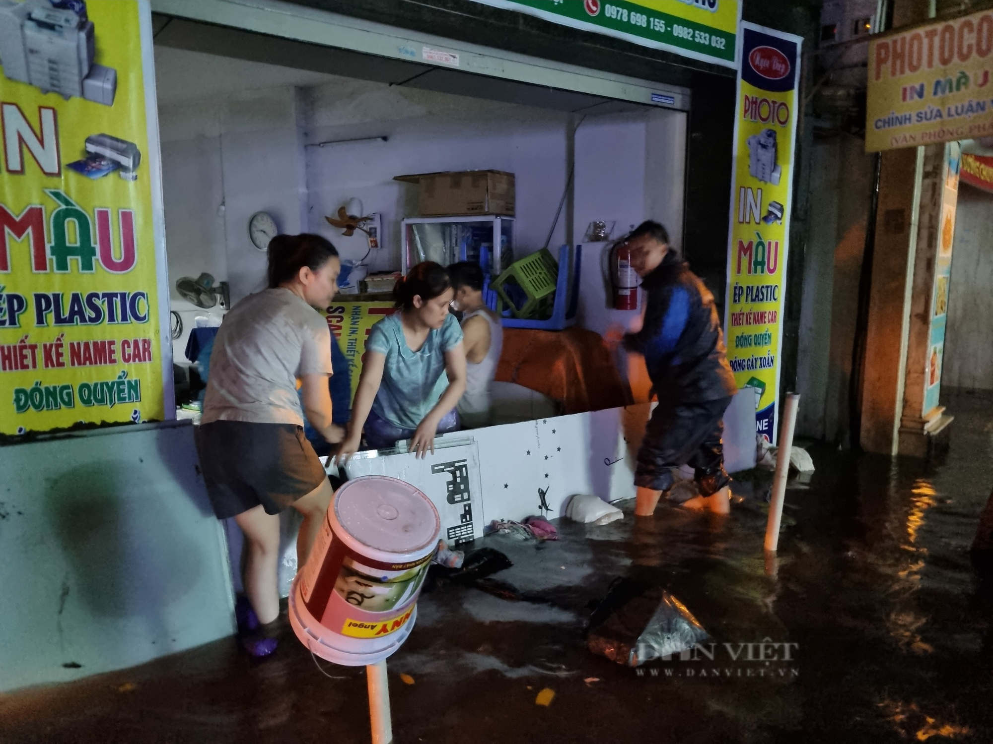 Sức người, sức máy hoạt động hết công suất để cứu tài sản trong trận mưa lớn tại Hà Nội - Ảnh 9.