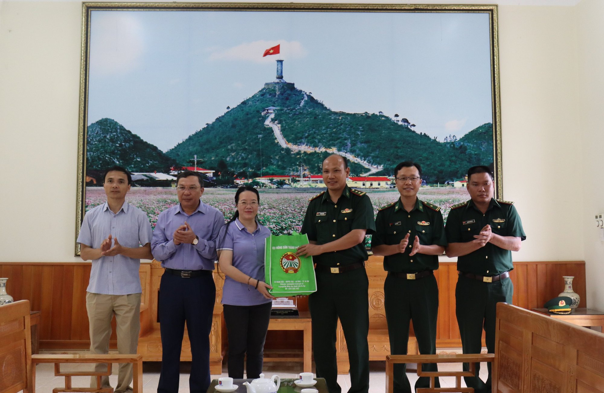 Hội Nông dân Hà Nội tặng 57 suất quà cho nông dân Hà Giang - Ảnh 4.