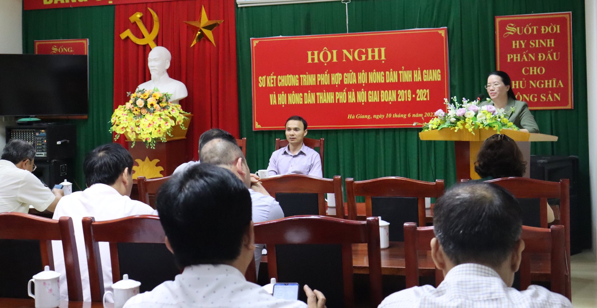 Hội Nông dân Hà Nội tặng 57 suất quà cho nông dân Hà Giang - Ảnh 1.