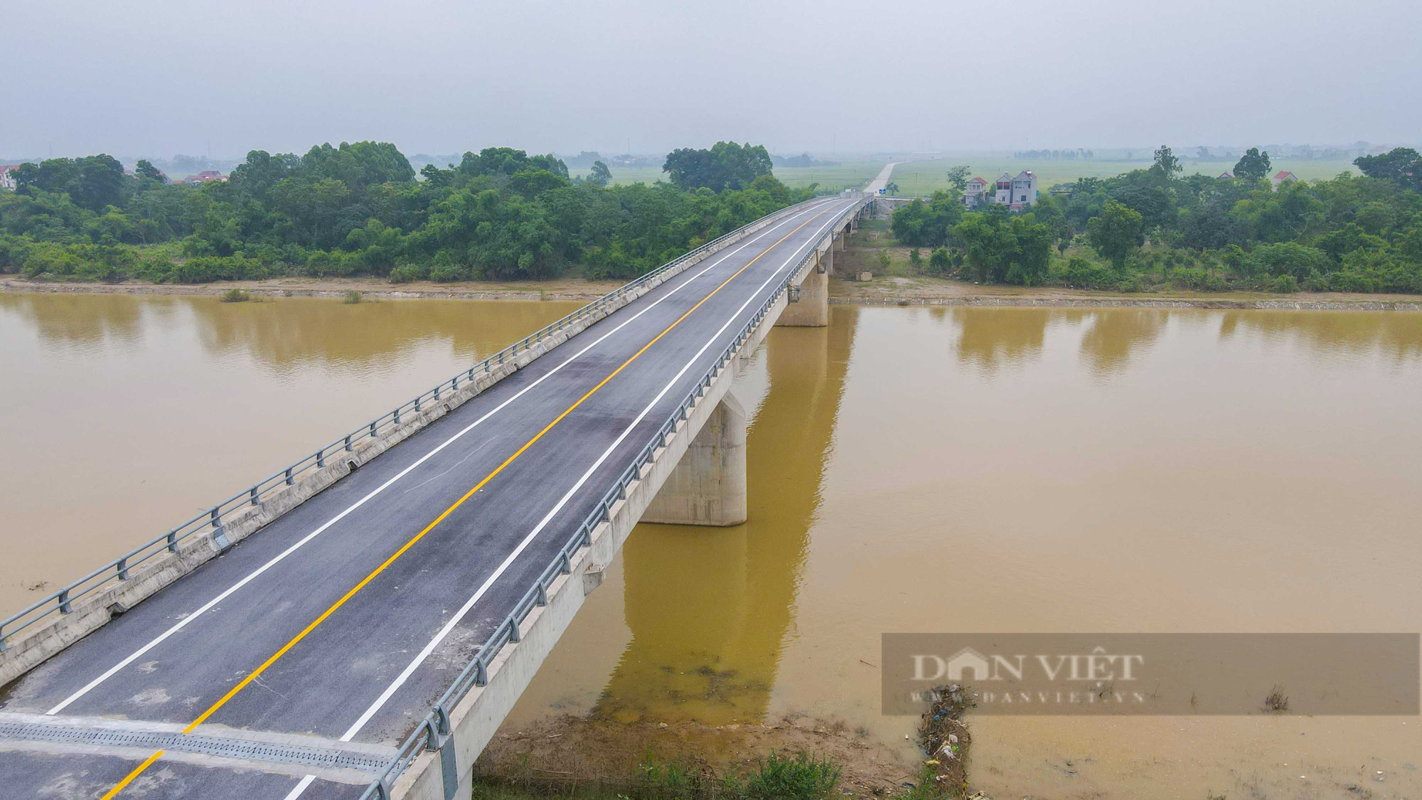 Kỳ lạ cây cầu vượt sông trăm tỷ xây xong 2 năm vẫn chưa có đường xuống - Ảnh 6.