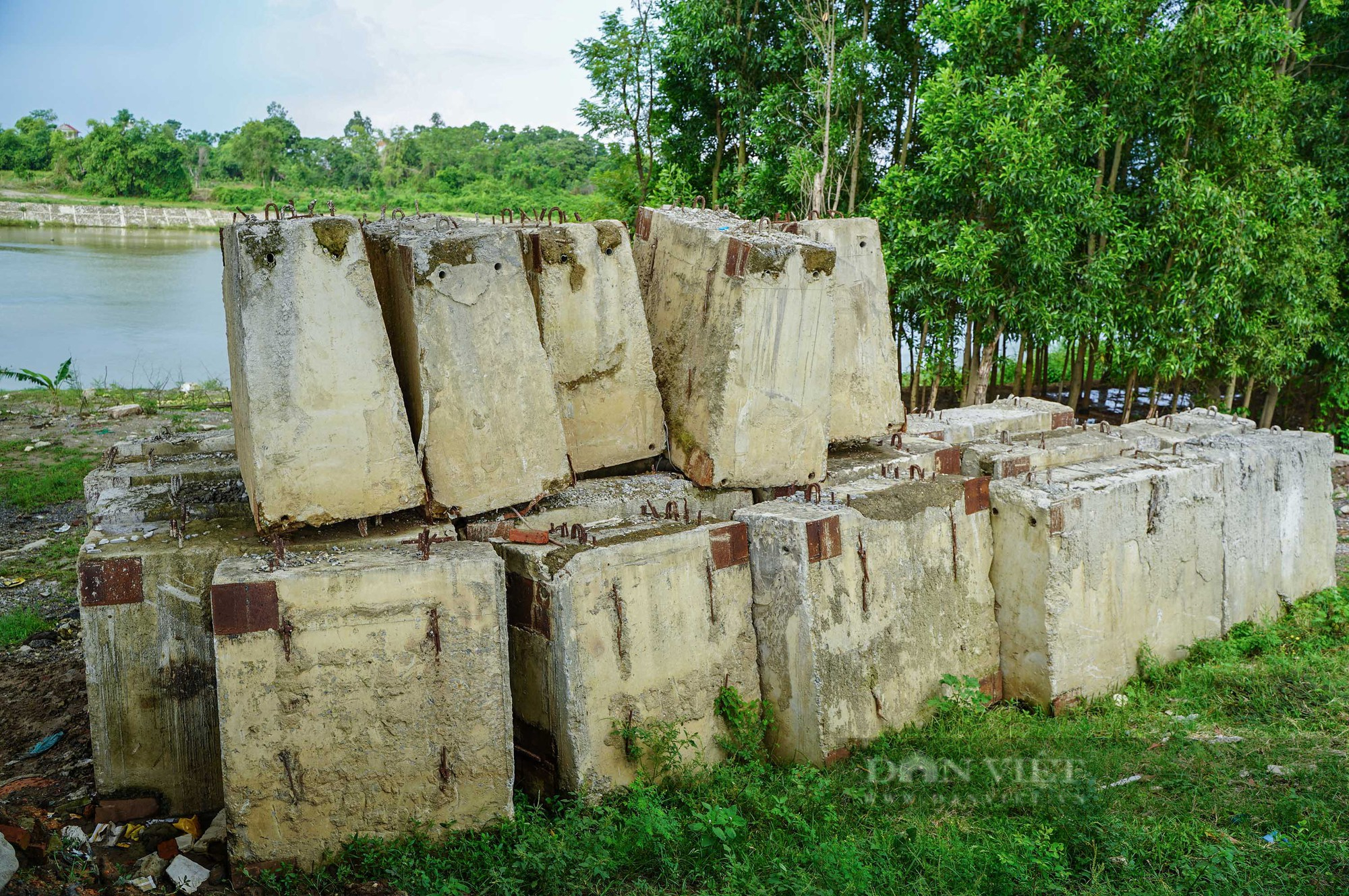 Kỳ lạ cây cầu vượt sông trăm tỷ xây xong 2 năm vẫn chưa có đường xuống - Ảnh 10.