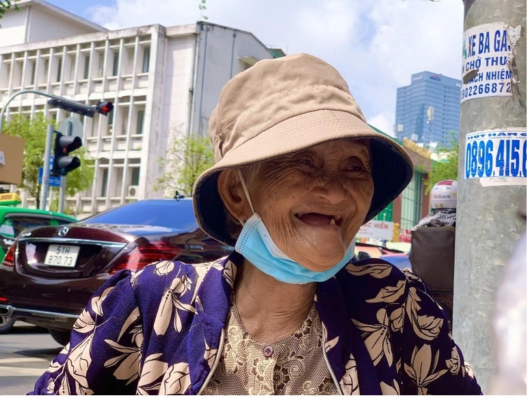 Cụ bà 79 tuổi bám trụ Sài Gòn mưu sinh hi vọng mang tro cốt con về - Ảnh 3.