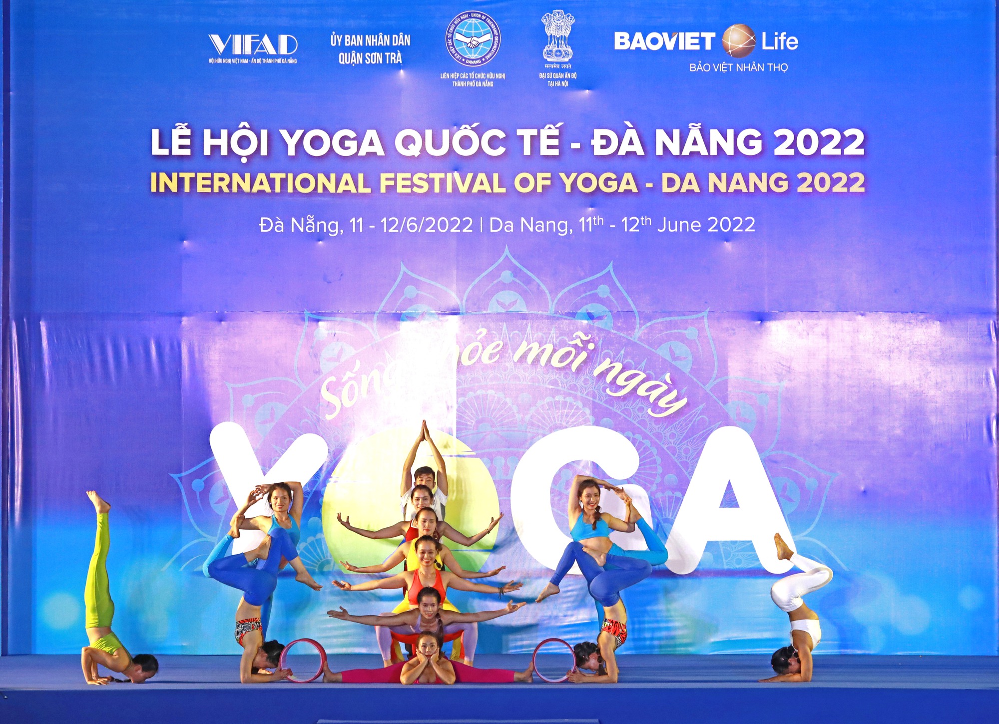 Mãn nhãn với màn đồng diễn Yoga của hơn 1.500 người tại Đà Nẵng  - Ảnh 1.
