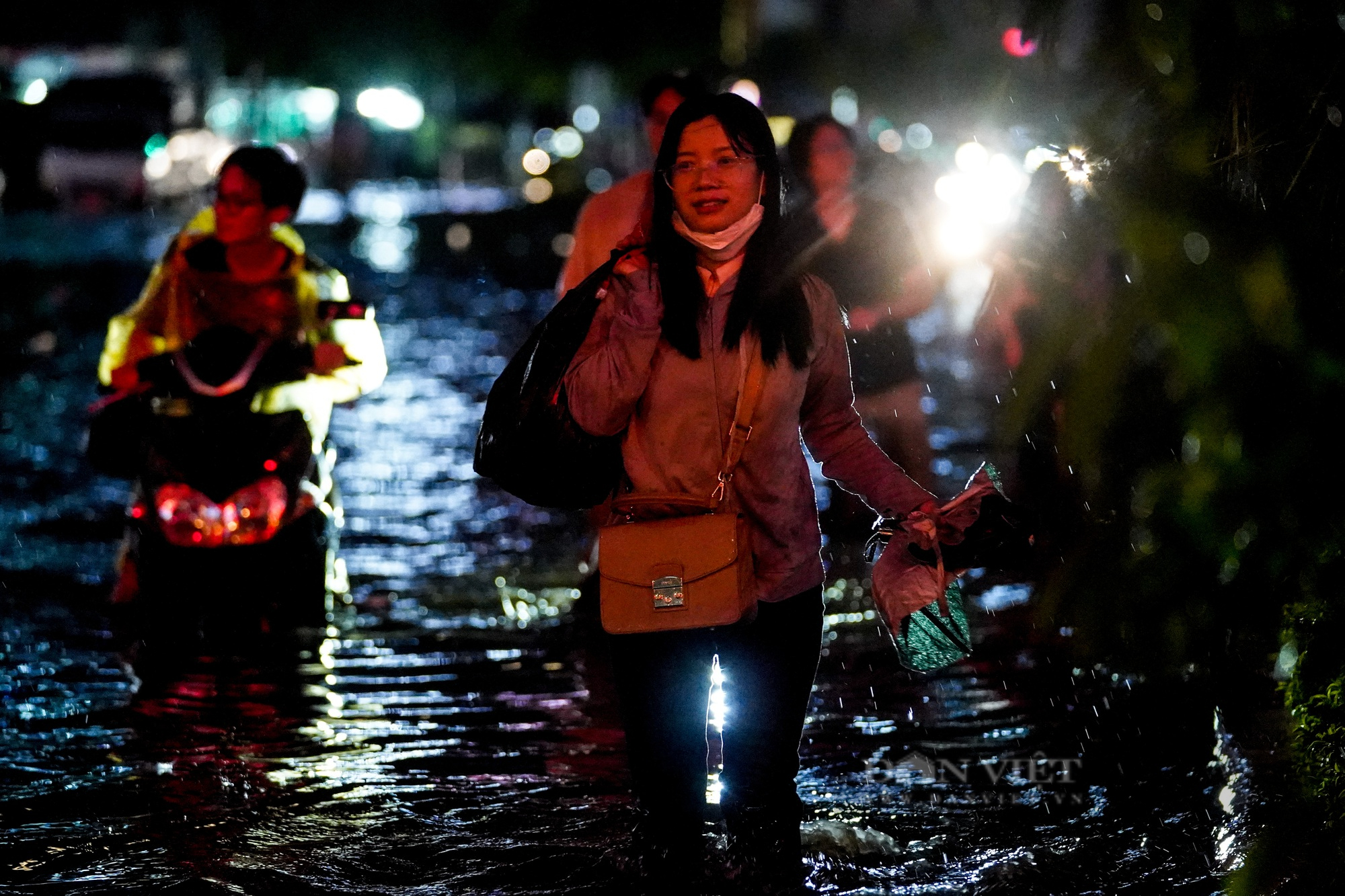 Hà Nội: Mưa to, xuất hiện các điểm ngập úng nhiều người dân 22h đêm chưa về được nhà - Ảnh 11.