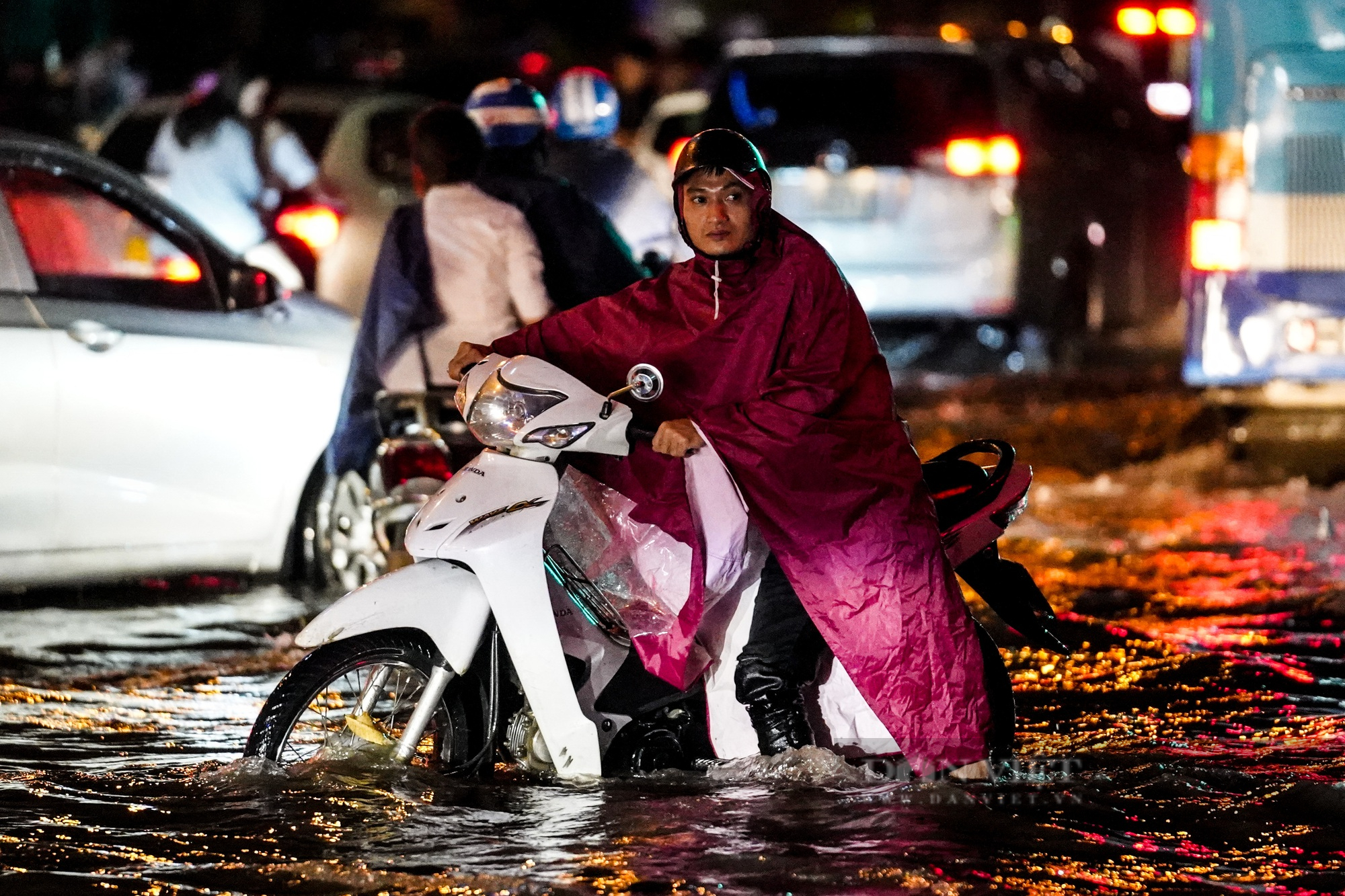 Hà Nội: Mưa to, xuất hiện các điểm ngập úng nhiều người dân 22h đêm chưa về được nhà - Ảnh 12.