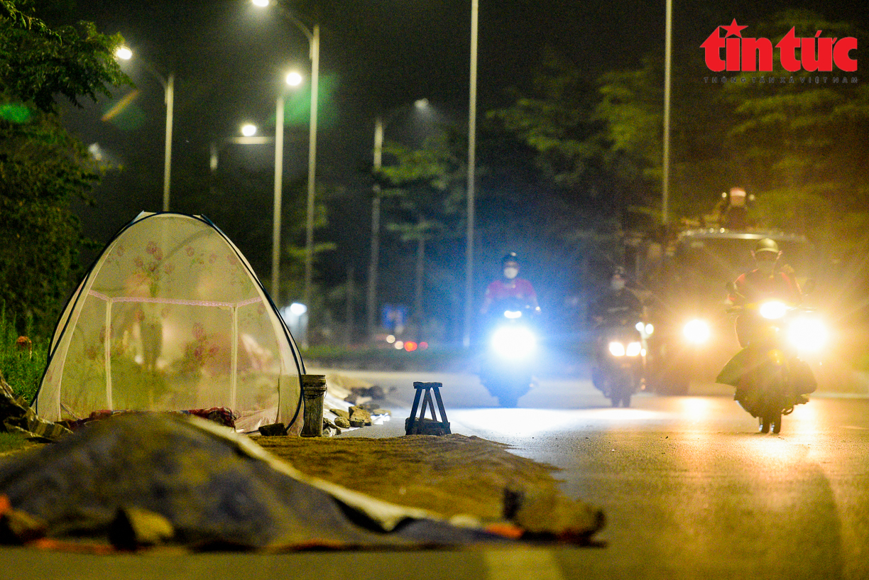 Người dân quây màn ngủ dưới lòng đường để 'canh' lúa, bất chấp nguy cơ tai nạn giao thông - Ảnh 2.